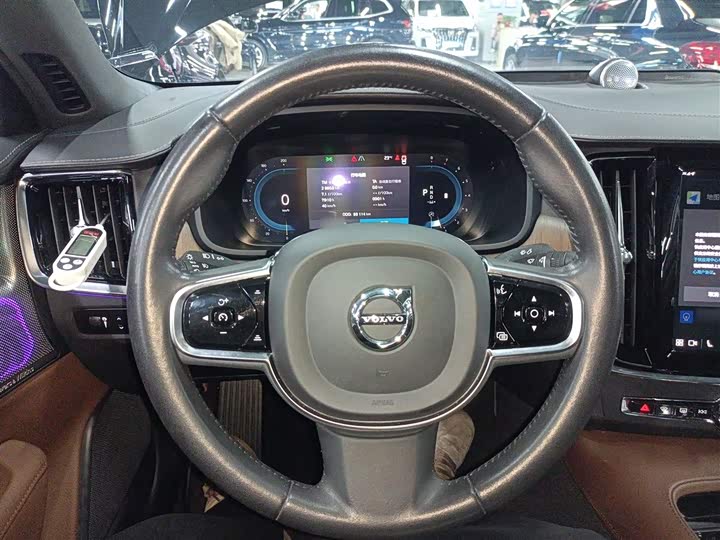 Фото 11 - Volvo S90