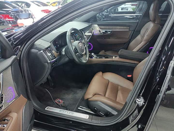 Фото 15 - Volvo S90