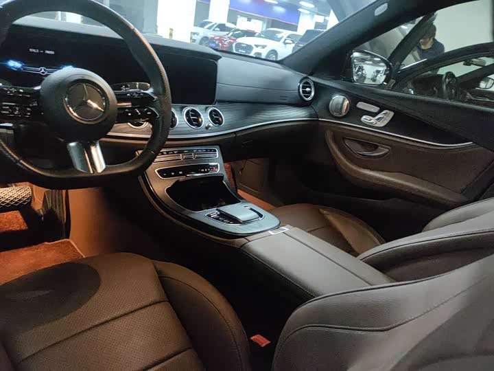Фото 5 - Mercedes-Benz E-Class
