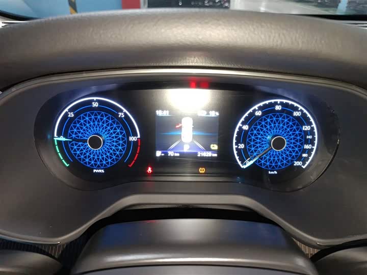 Фото 12 - Hongqi E-QM5