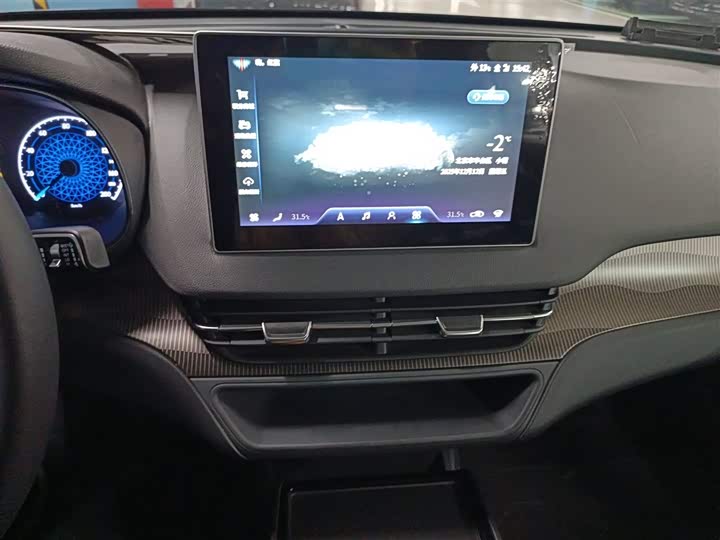 Фото 13 - Hongqi E-QM5