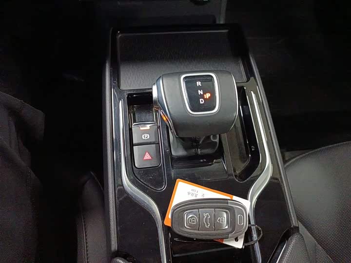 Фото 14 - Hongqi E-QM5