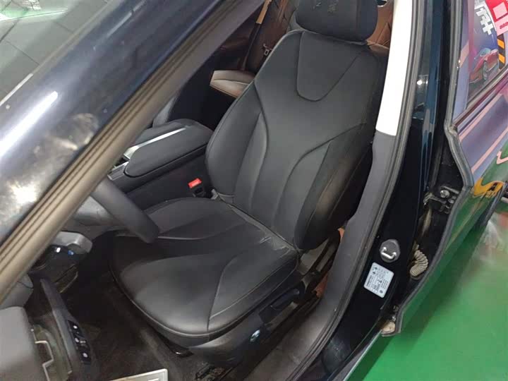 Фото 15 - Hongqi E-QM5