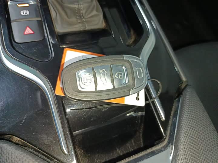 Фото 9 - Hongqi E-QM5