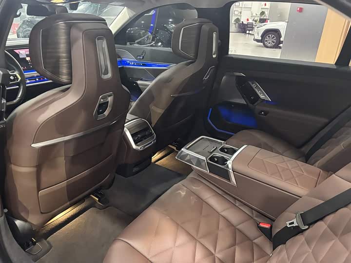 Фото 12 - BMW 7 Series