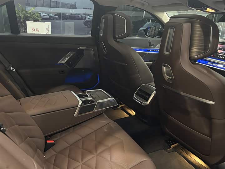 Фото 18 - BMW 7 Series