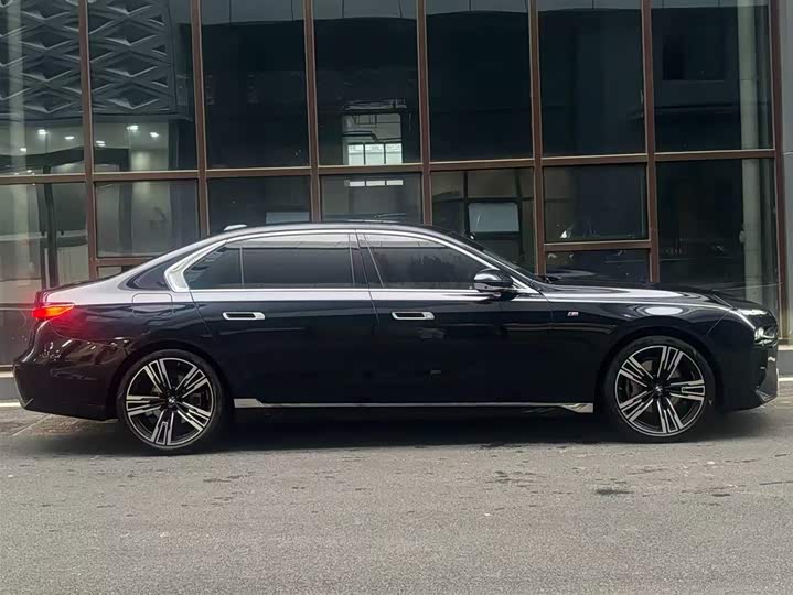 Фото 3 - BMW 7 Series