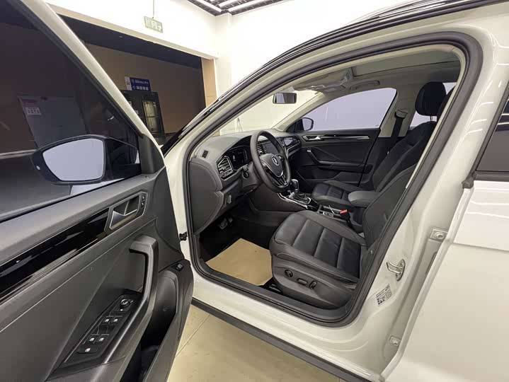 Фото 10 - Volkswagen T-Roc