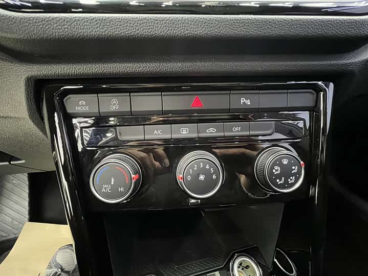 Фото 12 - Volkswagen T-Roc