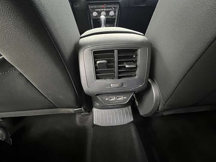 Фото 17 - Volkswagen T-Roc