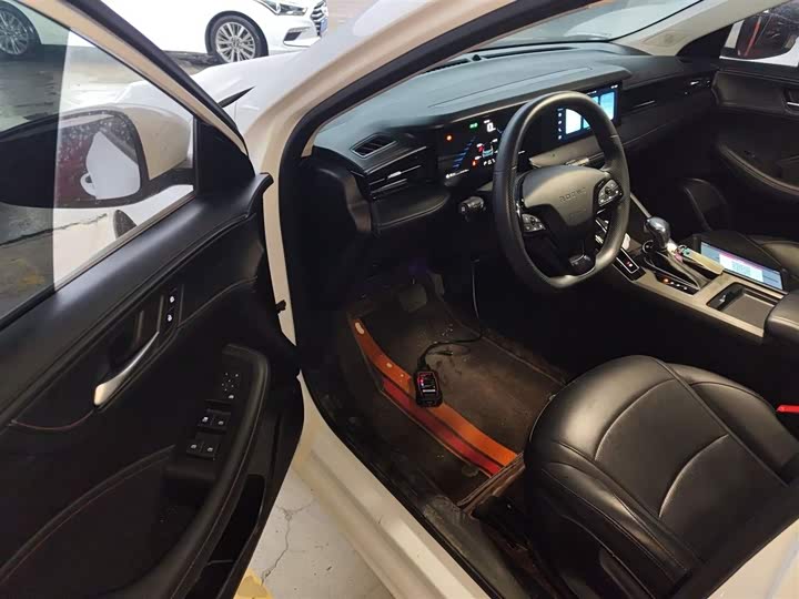 Фото 15 - Roewe i5