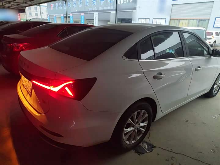 Фото 7 - Roewe i5