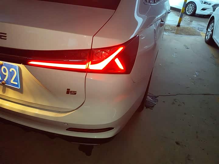 Фото 8 - Roewe i5