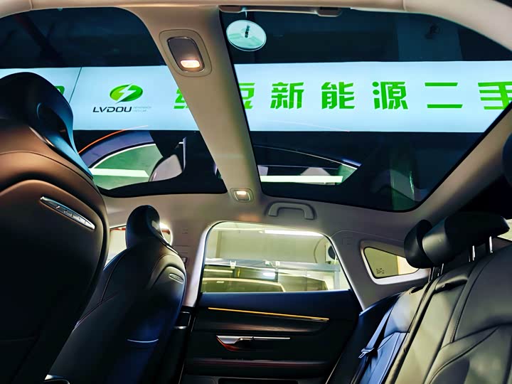 Фото 10 - XPeng P7