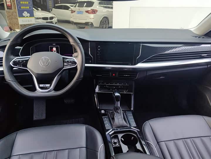 Фото 12 - Volkswagen Passat