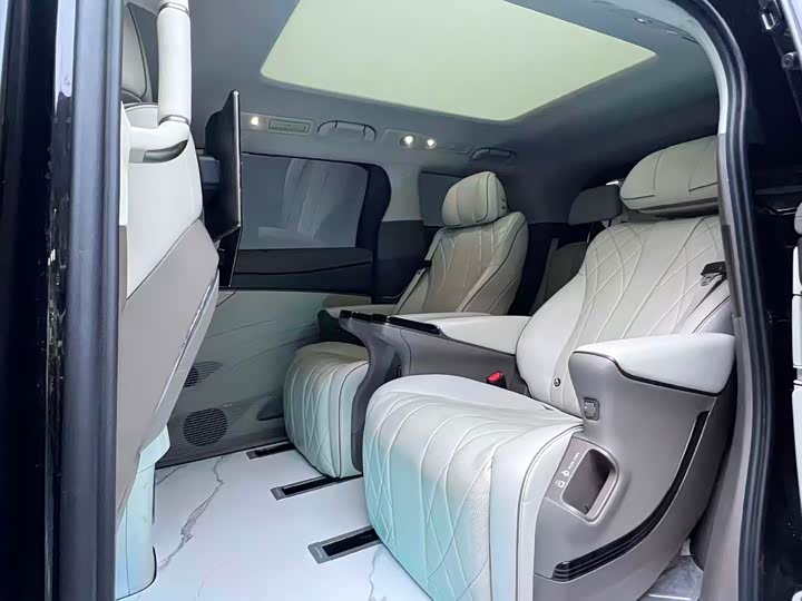 Фото 2 - Denza D9