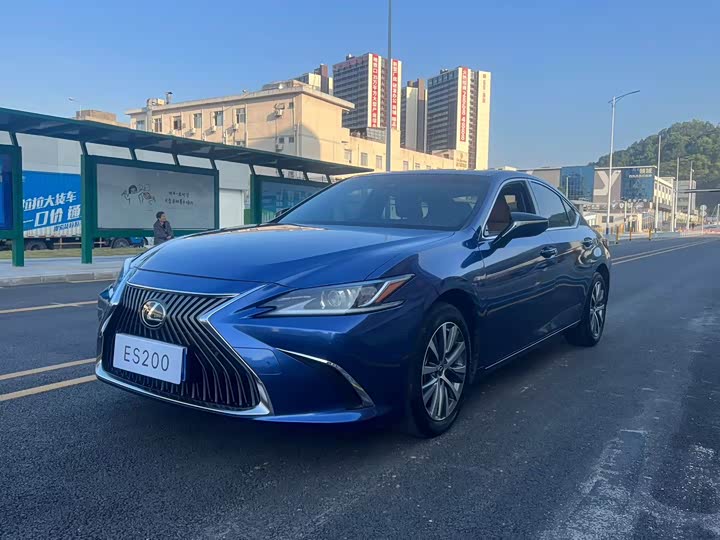 Фото 1 - Lexus ES