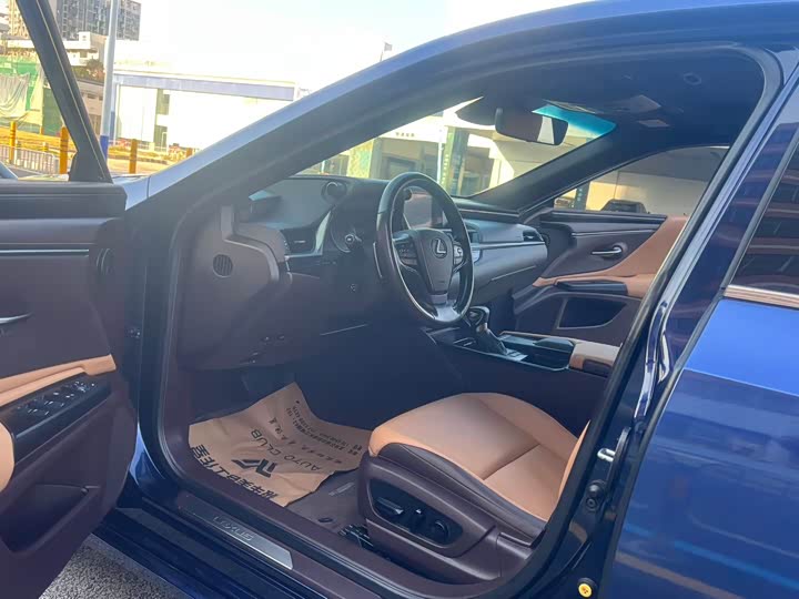 Фото 4 - Lexus ES