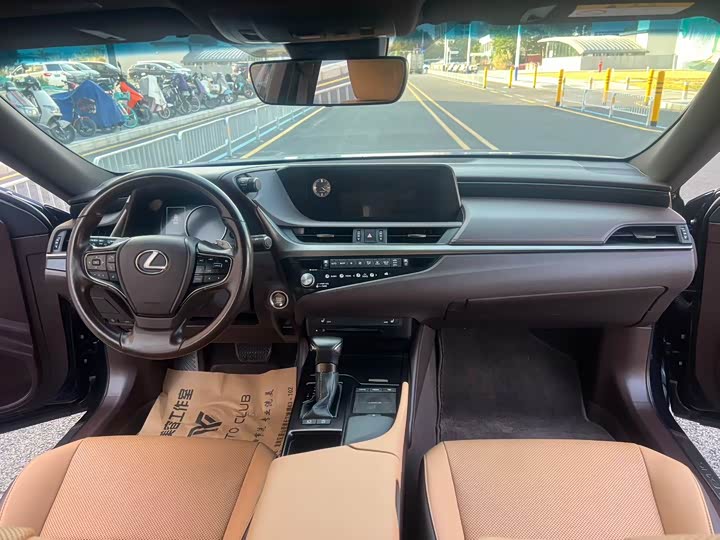 Фото 5 - Lexus ES