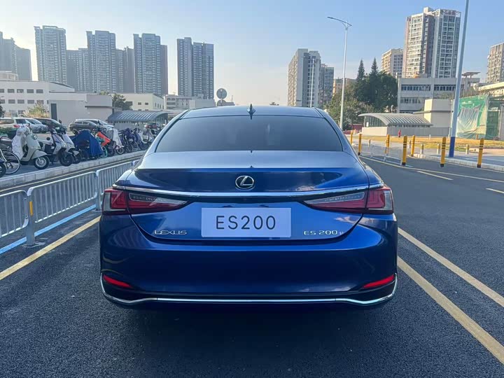 Фото 8 - Lexus ES