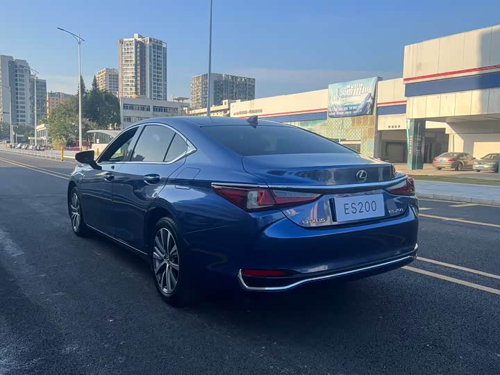 Фото 9 - Lexus ES