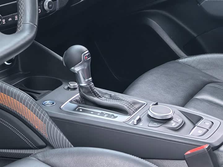 Фото 16 - Audi Q2L