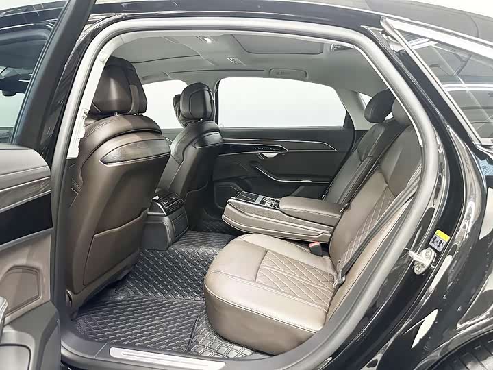 Фото 14 - Audi A8