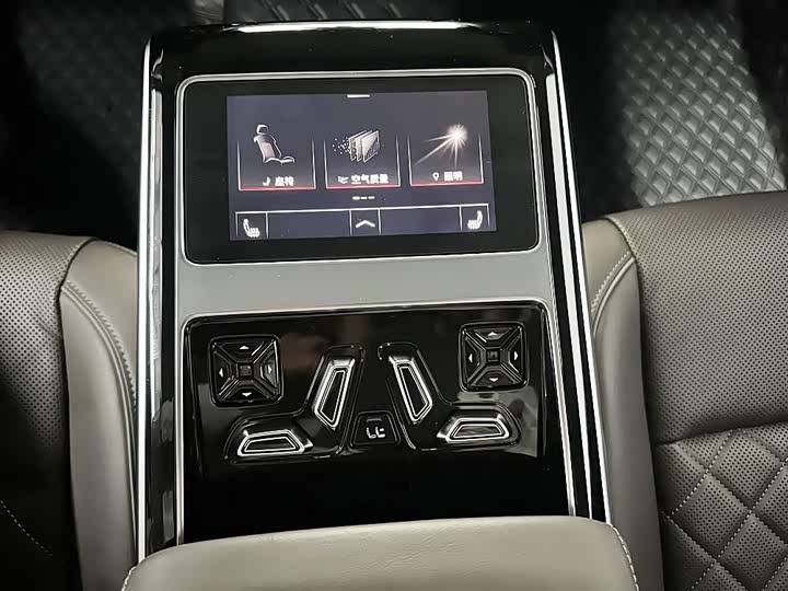 Фото 9 - Audi A8