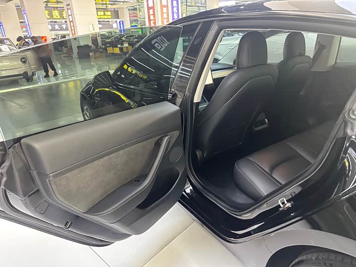 Фото 10 - Tesla Model 3