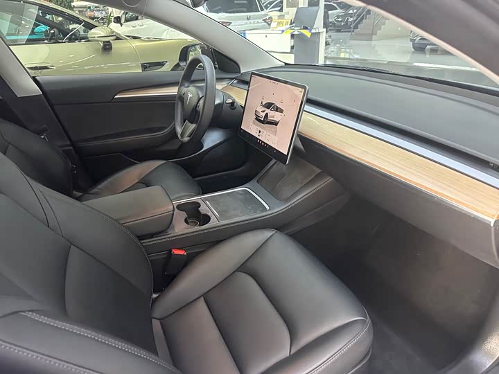 Фото 13 - Tesla Model 3