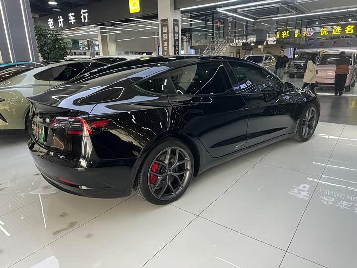 Фото 14 - Tesla Model 3