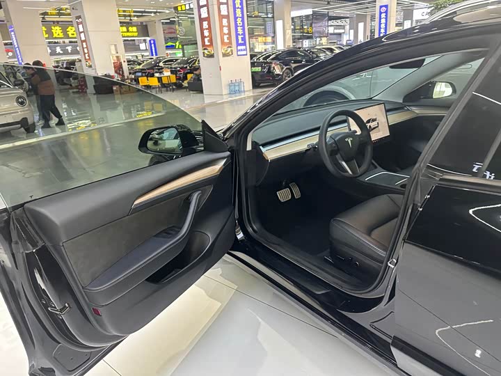 Фото 8 - Tesla Model 3