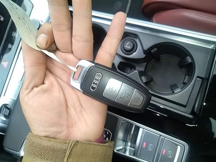 Фото 11 - Audi A7L