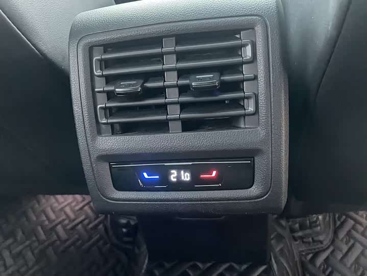 Фото 18 - Volkswagen Golf