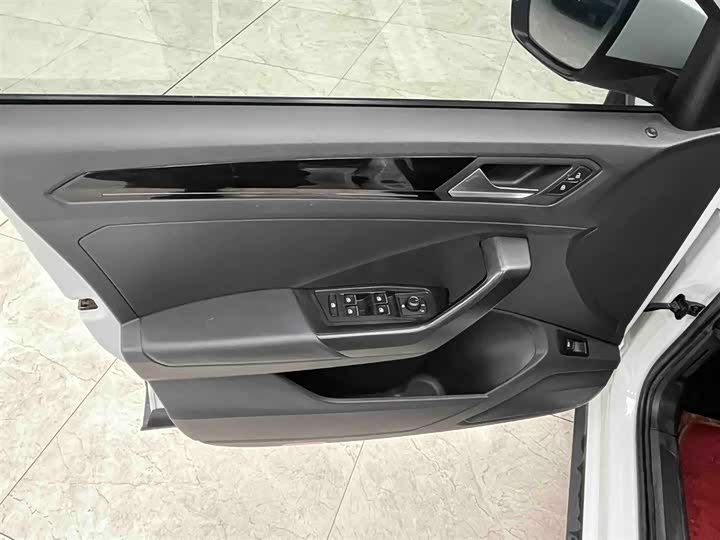 Фото 10 - Volkswagen T-Roc