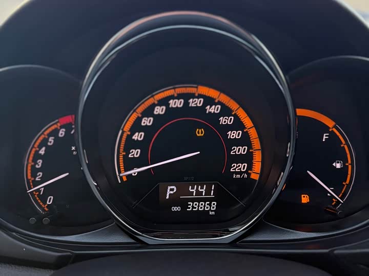 Фото 10 - Toyota Yaris L