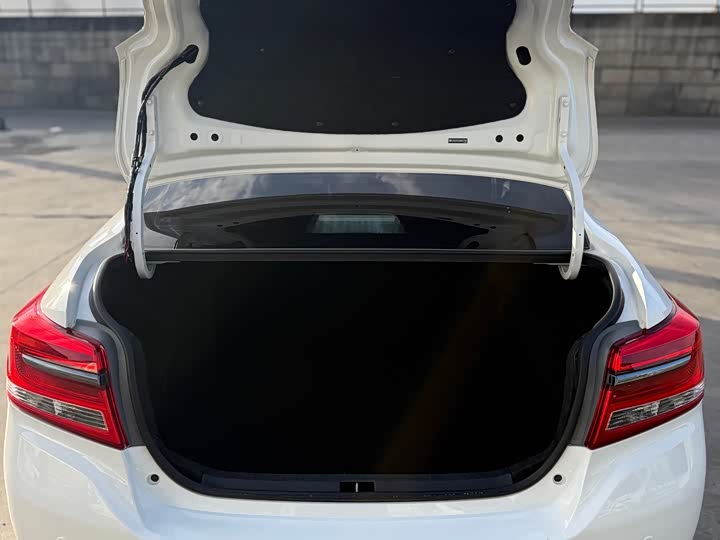 Фото 11 - Toyota Yaris L