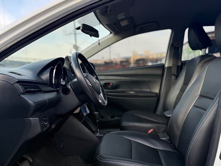 Фото 12 - Toyota Yaris L