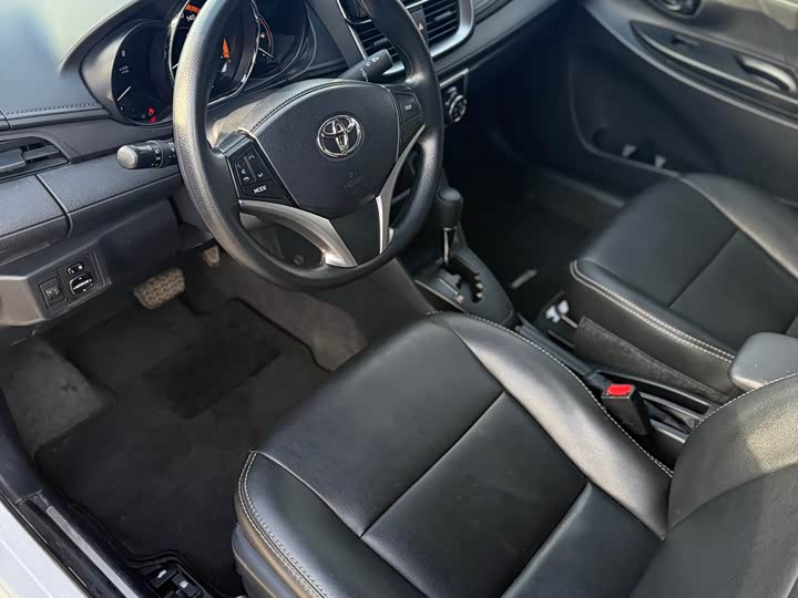 Фото 13 - Toyota Yaris L