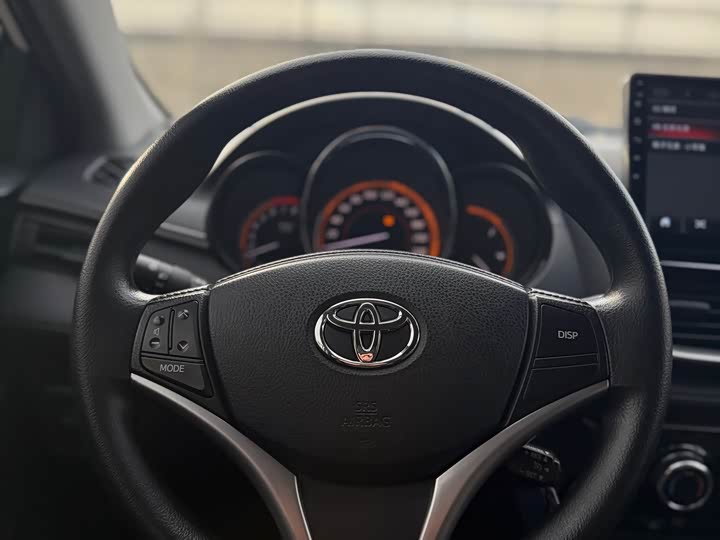 Фото 17 - Toyota Yaris L