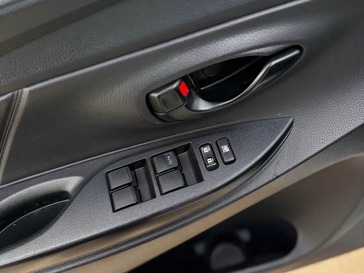 Фото 19 - Toyota Yaris L