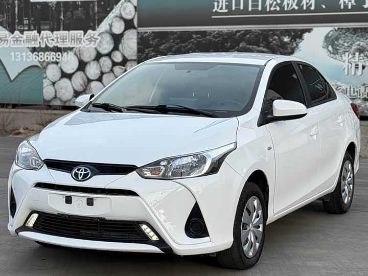 Фото 2 - Toyota Yaris L
