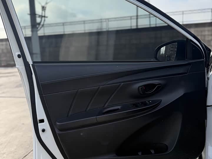 Фото 20 - Toyota Yaris L