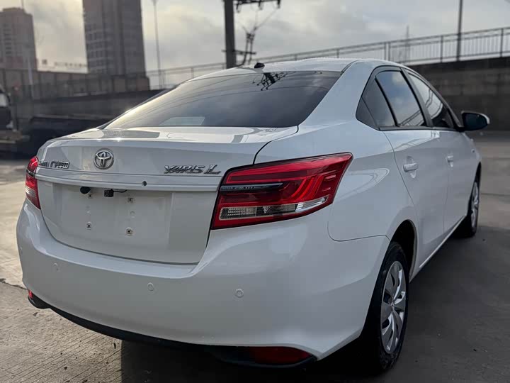 Фото 21 - Toyota Yaris L