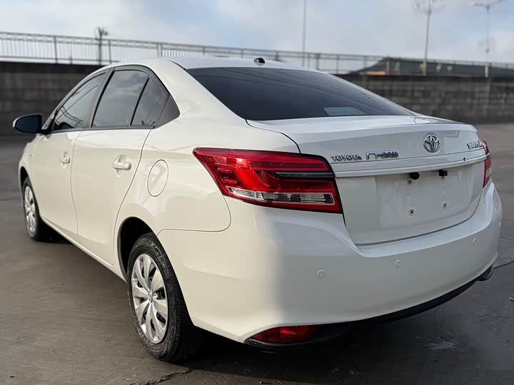 Фото 22 - Toyota Yaris L