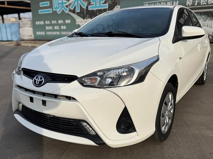 Фото 24 - Toyota Yaris L