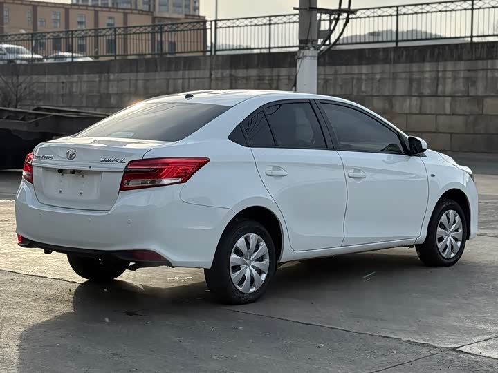 Фото 29 - Toyota Yaris L