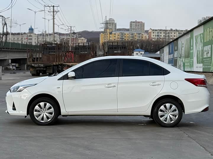 Фото 3 - Toyota Yaris L