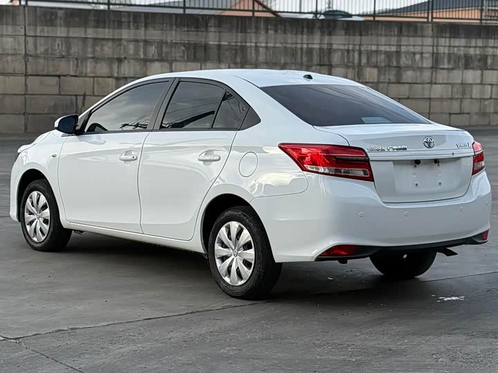 Фото 4 - Toyota Yaris L