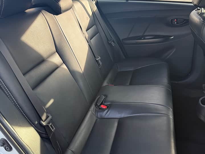 Фото 6 - Toyota Yaris L